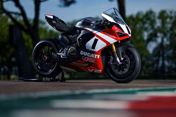 Tại thị trường Mỹ, mức giá xe Ducati Panigale V2 Superquadro Final Edition 2025 có mức bán ra niêm yết khoảng 28.000 USD (tương đương khoảng 708 triệu đồng). Hiện chưa có thông tin mẫu siêu môtô này sẽ về Việt Nam?