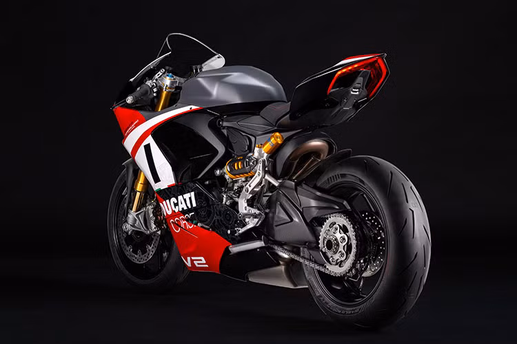 Đối với những người muốn sử dụng Panigale V2 Superquadro Final Edition trên đường đua, Ducati kèm theo bộ dụng cụ tháo biển số và gương; cũng như nắp bình xăng đua tháo mở nhanh bằng nhôm CNC được cung cấp cùng với xe. Một mô-đun GPS để thu thập dữ liệu trên đường đua cũng được trang bị.