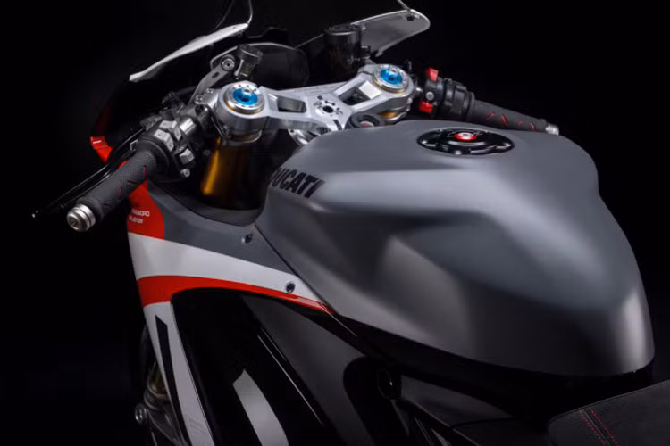 Màu bình xăng của siêu môtô Ducati Panigale V2 Superquadro Final Edition 2025 mang tông xám, đối lập với cản xe, và yên ngồi mang màu tam thể Tricolore đặc trưng của xứ xở rượu vang đỏ Ý.