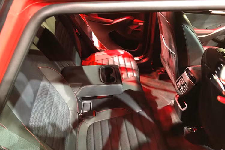 Tại thị trường Ấn Độ, mẫu xe SUV Kia Seltos mới sẽ được bán ra với 3 tùy chọn động cơ khác nhau trong đó gồm 2 bản máy xăng và một bản máy dầu. Cụ thể, Kia Seltos bản máy xăng 1,5l và máy dầu 1,5l có công suất 115 mã lực, bản máy xăng tăng áp 1,4 mạnh 140 mã lực.