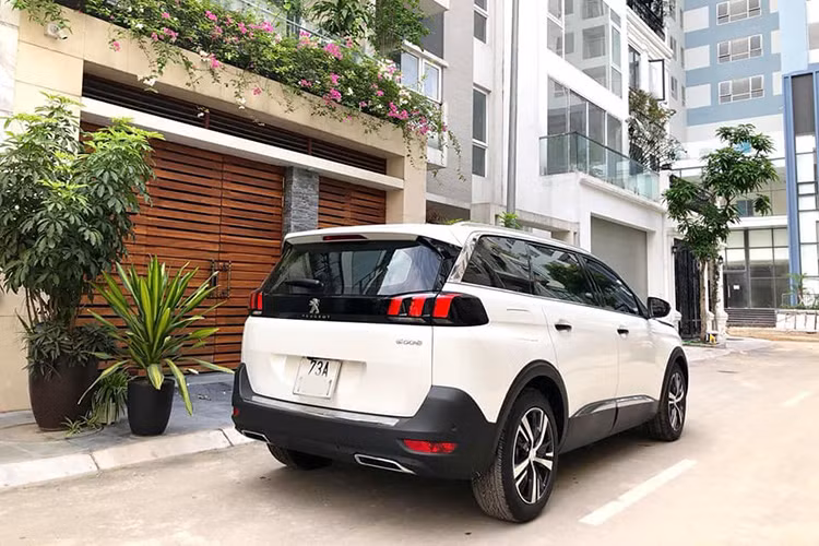 Thân xe được làm đơn giản, không có những đường gân dập nổi. Phía dưới có sự xuất hiện của ốp nhựa màu đen lớn và 2 tấm kim loại mạ chrome. Gương chiếu hậu chỉnh điện tích hợp đèn xi-nhan báo rẽ. Mâm xe 18 inch có thiết kế nhiều chi tiết trắng đen. Cụm đèn hậu kiểu mới đang dần được thiết kế phổ biến trên những mẫu xe Peugeot đời mới.