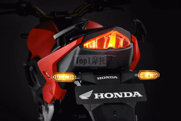 Xe sở hữu bình xăng dung tích 12 lít, bộ đèn hậu của CB150R 2021 Streetfire hoàn toàn không có thay đổi khi bộ tay xách vẫn là ở dạng tách rời, đèn hậu hình tam giác nhọn.