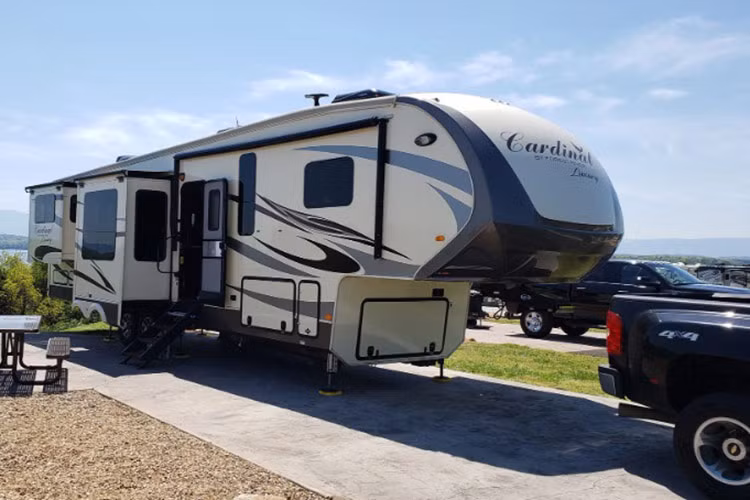 Ngôi nhà di động Cardinal Fifth Wheel siêu to khổng lồ này được thiết kế dành cho gia đình hay nhóm bạn bè từ 4 người trở lên. Xe có 4 khoang trượt để mở rộng tạo thành một ngôi nhà thực sự.