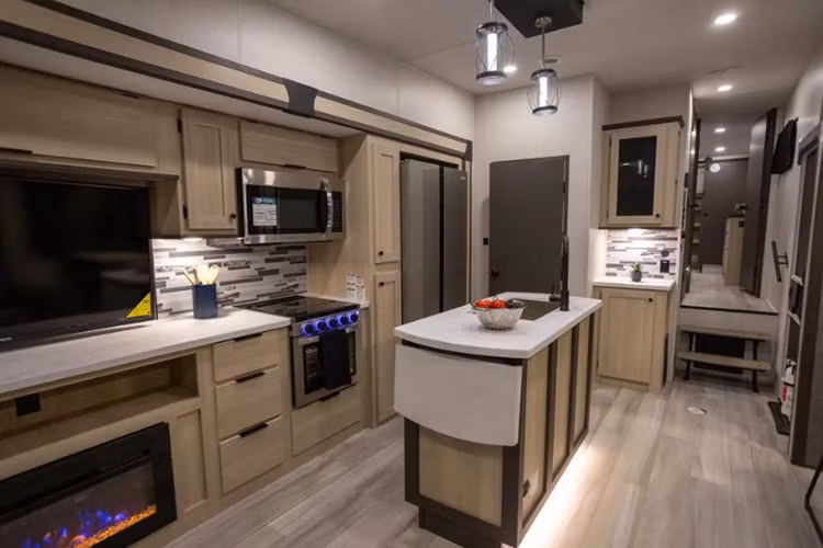 Phòng khách trên chiếc motorhome này được thiết kế như một rạp chiếu phim thu nhỏ với tivi thông minh 40 - 50 inch đặt trên một khung xoay phía trên lò sưởi điện. 