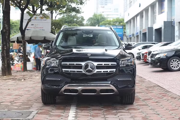 Phiên bản GLS 450 4Matic 2020 nhập Mỹ cũng sở hữu cụm đèn trước và sau dạng LED thiết kế kiểu mới. Cụm đèn pha là loại MultiBeam LED gồm 84 bóng LED hiệu suất cao có tầm chiếu lên đến 650 m và khả năng tự động điều chỉnh thích ứng theo điều kiện giao thông và thời tiết. Lưới tản nhiệt 2 nan đi kèm logo ngôi sao 3 cánh to bản chính giữa. Cản trước làm từ kim loại mạ chrome được làm vuốt ngược lên.