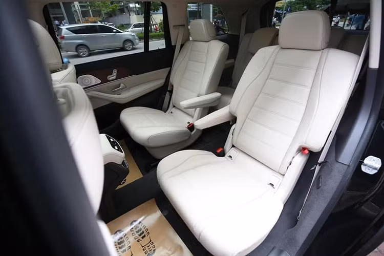 Kết hợp cùng với đó là hệ thống EQ Boost với động cơ điện 48 volt có khả năng hỗ trợ tức thời 22 mã lực và 250 Nm mô men xoắn, giúp xe tăng tốc tốt hơn và vận hành tiết kiệm hơn. Sức mạnh trên được hộp số tự động 9 cấp 9G-TRONIC truyền đến hệ thống dẫn động 4 bánh toàn thời gian biến thiên thông minh.