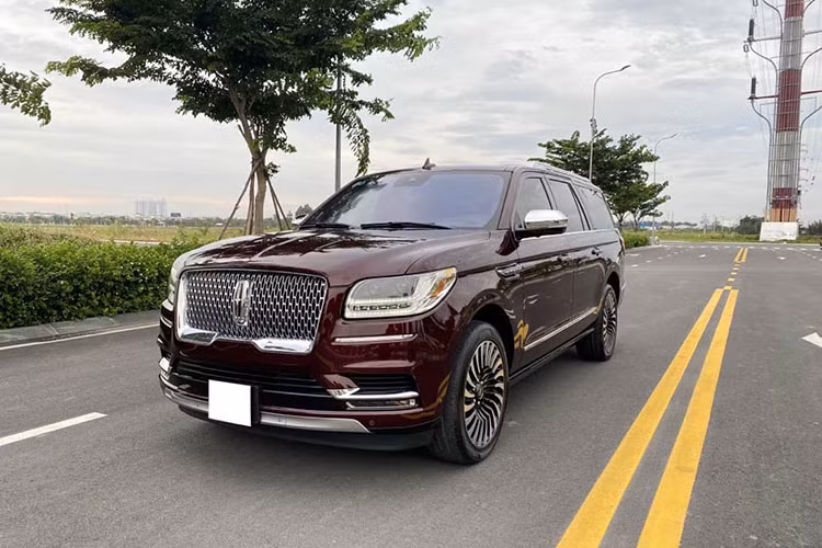  Lincoln Navigator L hạng sang từng là "hàng hot" tại thị trường Việt Nam từ hồi cuối năm 2018, đầu 2019 và luôn được các đại gia đặt hàng tìm mua. Mới đây, đã một chiếc xe Lincoln Navigator Black Label 2019 phiên bản cao cấp được đại gia Hà Nội chào bán trên sàn xe cũ với mức giá được xem là "khá hời".