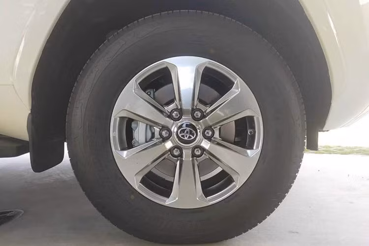 Hệ thống treo động lực học điện tử Electronic Kinetic Dynamic Suspension System giúp Toyota Land Cruiser 2022 tăng khả năng bám đường. Phía đuôi xe, cụm đèn hậu LED cũng mảnh hơn trước. Bộ mâm đa chấu kích thước 18 inch, đi cùng lốp 265/65R18. Trên nóc nay bổ sung giá để hàng...