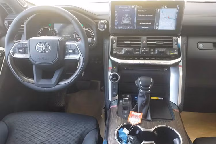 Bên trong khoang lái của Toyota Land Cruiser thế hệ mới có màn hình giải trí đã mắt hơn khi được nâng cấp lên kích thước 12,3 inch có kết nối Apple CarPlay và Android Auto giúp tài xế dễ dàng sử dụng, vô lăng mới và đằng sau là bảng đồng hồ xe có kích thước lên 7 inch cùng màn hình kính lái HUD.