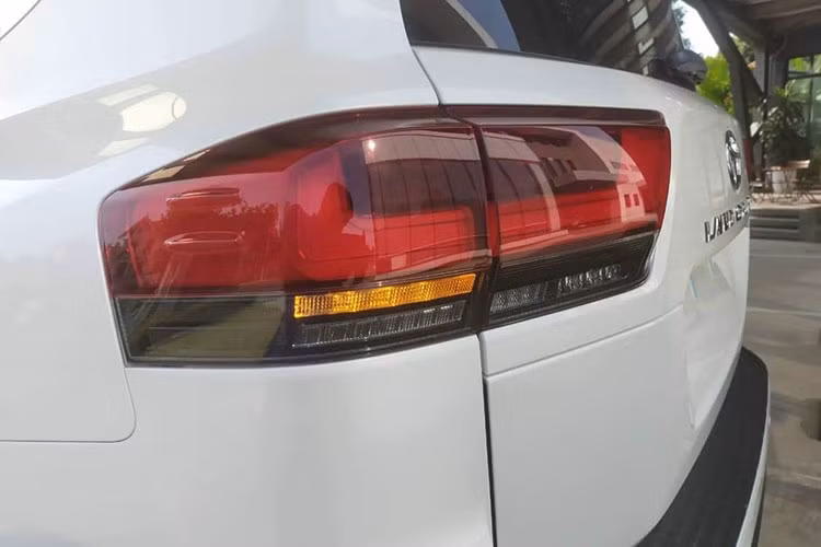 Dòng xe Toyota Land Cruiser 2022 được phát triển dựa trên cơ sở gầm bệ TNGA mới giúp trọng lượng của xe giảm cân đến 200 kg so với thế hệ trước. Dù cân nặng nhẹ hơn nhưng trọng tâm của xe cũng được hạ thấp hơn và quan trọng là độ cứng tốt hơn so với bản trước.