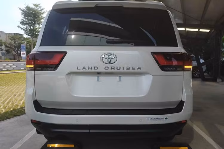 Mới đây nhất, 1 đại lý xe Toyota ở tỉnh Phú Thọ đã chia sẻ hình ảnh cũng như video "đập hộp" chiếc Toyota Land Cruiser 2022 chính hãng mới tinh với tông màu trắng đang được đánh giá là rất sành điệu trên các phiên bản xe SUV Toyota Land Cruiser 2022.