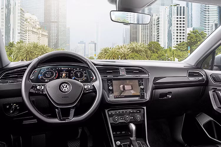 Trên phiên bản mới này - Tiguan Allspace Luxury được bổ sung một số công nghệ hiện đại hơn so với bản thường. Đầu tiên, đồng hồ kim có phần truyền thống đằng sau vô lăng sẽ được thay thế bằng màn hình kỹ thuật số kích cỡ 12,3 inch cho độ phân giải chất lượng 1.440 x 540 pixel, hiển thị đầy đủ thông tin.