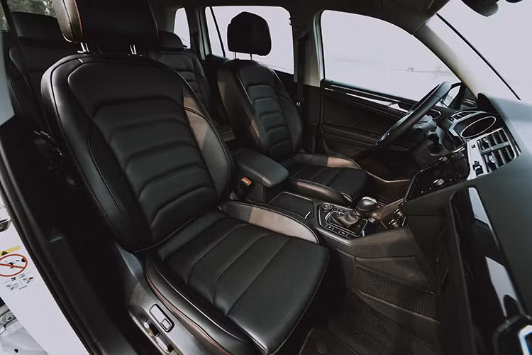 Một điểm mới nữa là hệ thống hỗ trợ đỗ xe tự động Park Assist với 2 chế độ đỗ vuông góc hoặc song song. Khi sử dụng hệ thống này, người lái sẽ chỉ cần chuyển số khi có tín hiệu báo và xe sẽ tự động đánh lái, ga hay phanh. Ngoài ra, nhằm tăng thêm tính nhận diện, phiên bản Luxury sẽ được bổ sung màu ngoại thất mới là xanh Petroleum Metalic.
