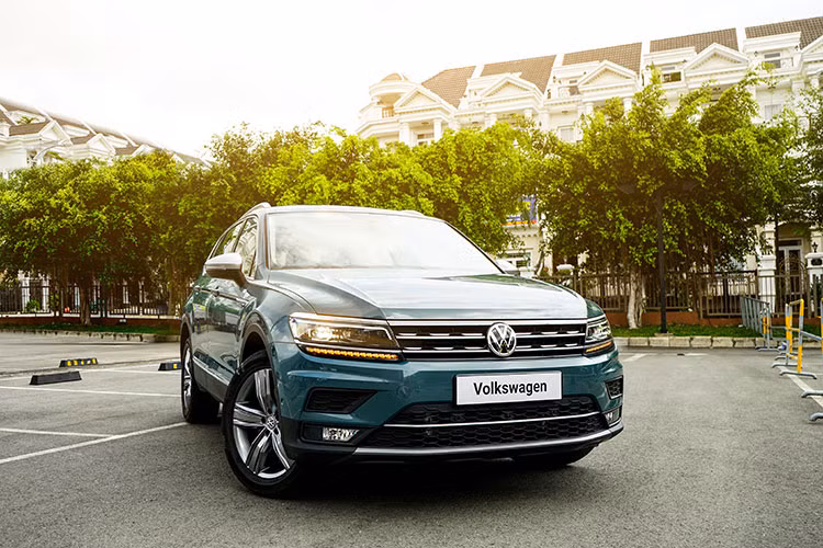 Nhằm tăng thêm sức cạnh tranh cùng đối thủ Mercedes-Benz GLC cũng như đem đến cho khách hàng một sản phẩm cao cấp hơn, Volkswagen Việt Nam mới đây đã giới thiệu phiên bản Luxury mới của mẫu SUV 7 chỗ chủ lực Tiguan Allspace. Về tổng thể thiết kế ngoại thất, mẫu xe Volkswagen Tiguan Allspace Luxury mới không có gì thay đổi so với trước.