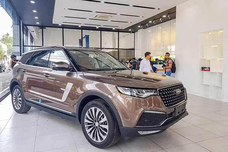 Mẫu xe này cũng mới được phân phối chính hãng tại thị trường Việt Nam. Zoyte Z8 sở hữu kích thước dài x rộng x cao lần lượt là 4.748 x 1.933 x 1.697 mm, chiều dài trục cơ sở 1.850 mm, tuy nhiên xe lại chỉ có thiết kế 5 chỗ ngồi - tương đương với mẫu xe SUV hạng sang Porsche Cayenne và to hơn cả Hyundai SantaFe hay Sorento.