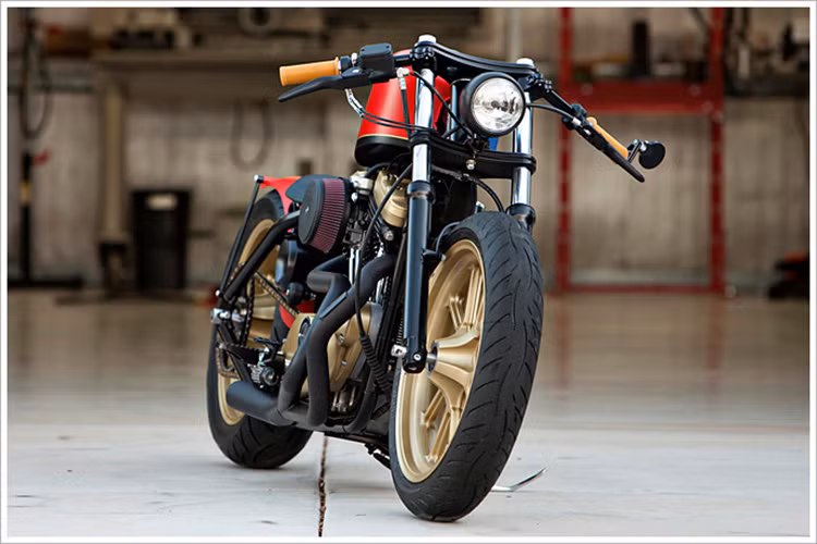 Chính vì vậy, chiếc Harley-Davidson Sportster 1200 đời 2003 đã được chủ xe độ lê với bộ cánh sơn màu xanh-đỏ quen thuộc.