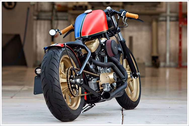 "Ghìm cương" Hollywood là cụm phanh Brembo và lốp Metzeler Z8. Vành trước 18 inch với lốp 120/70 và vành sau 17 inch với lốp 150/70.