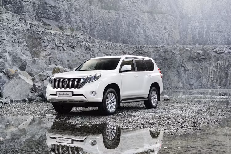 Cụ thể, mẫu xe Land Cruiser Prado TX-L hiện mức giá chỉ còn 2,167 tỷ đồng, giảm 164 triệu so với giá bán trước. Trong khi đó, phiên bản cao cấp hơn là Land Cruiser VX có giá bán 3,65 tỷ đồng, giảm 70 triệu đồng so với trước. Đây được xem là hoạt động trong kế hoạch thường niên của Toyota Việt Nam liên quan đến sự thay đổi giá.