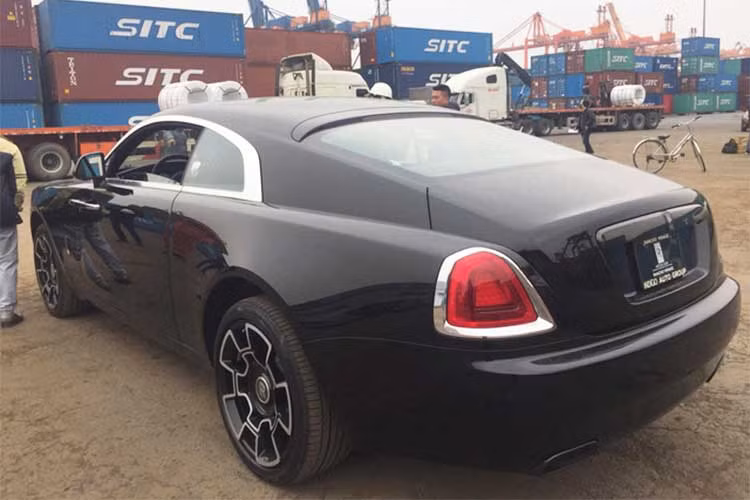 Siêu xe sang Rolls-Royce Wraith Black Badge được sản xuất vào năm 2016. Ở ngoại thất, mẫu siêu xe sang này đã được thay đổi với biểu tượng "Flying Lady - goá phụ bay" màu tối thay vì màu bạc sáng bóng như thông thường. Những chi tiết như lưới tản nhiệt, khe lấy gió hay ống xả cũng đều mang một màu tối bí ẩn.