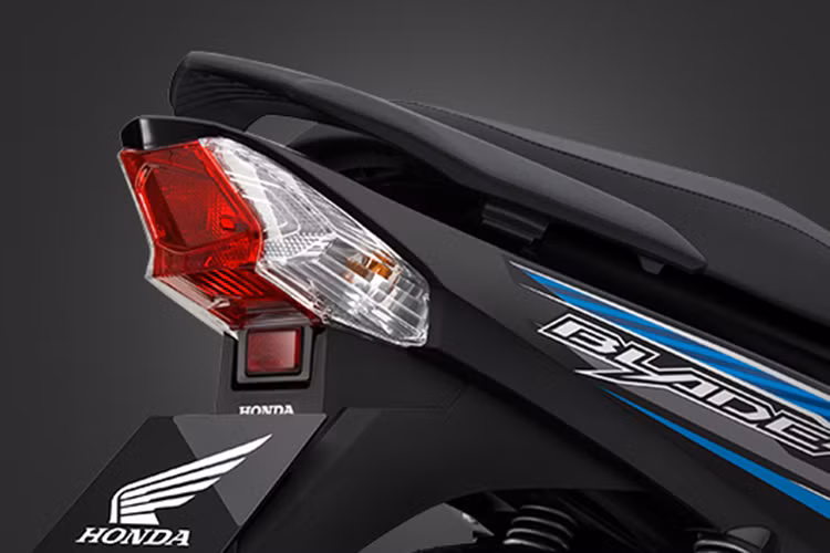 Ngoài tem xe mới, Honda Việt Nam cũng bổ sung thêm màu xanh cho phiên bản Tiêu chuẩn, nâng tùy chọn màu của phiên bản này lên thành con số 3, bên cạnh hai màu sắc hiện có là đỏ và đen. Các chi tiết khác không có gì thay đổi so với bản hiện tại đang bán ra.
