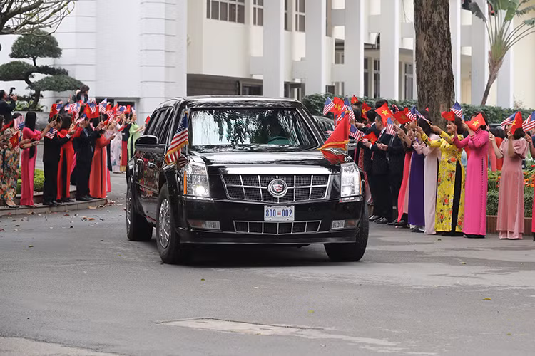 Siêu phẩm này được "nhân bản" rất nhiều. Điều này nhằm mục đích đánh lạc hướng quân địch. Hiện có 12 bản sao của chiếc Cadillac "The Beast" phục vụ tại Nhà trắng. Những chiếc xe này đều có mặt cùng lúc để hộ tống Tổng thống, nhưng chỉ duy nhất một chiếc có Tổng thống thực sự ngồi bên trong, những chiếc còn lại dùng để chở các nguyên thủ khác và hơn hết là để đánh lạc hướng những kẻ có ý định tấn công .