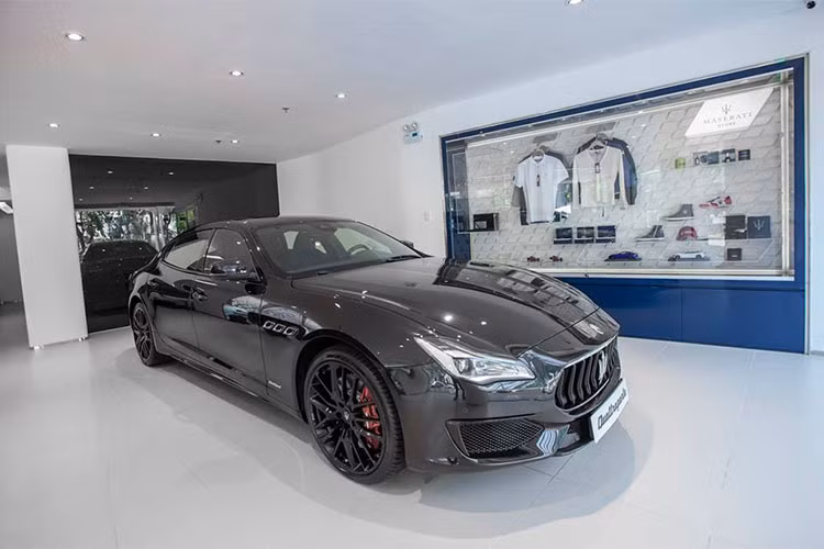 Khối động cơ này kết hợp cùng hộp số tự động ZF 8 cấp, nhờ đó, chiếc xe sang Maserati Quattroporte GTS Gransport Nerissimo Edition mới này sẽ chỉ mất khoảng thời gian 4,7 giây để tăng tốc lên 100 km/h từ vị trí xuất phát trước khi đạt tốc độ tối đa 310 km/h.
