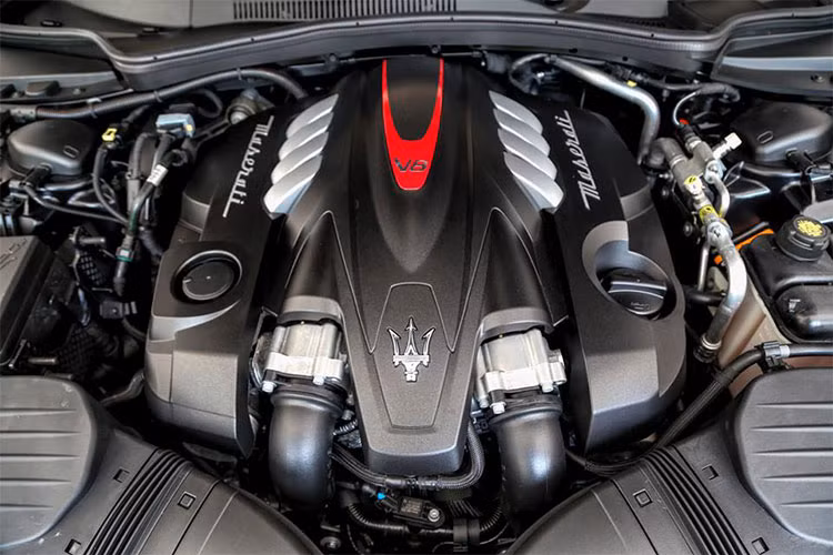 Maserati Quattroporte GTS Gransport Nerissimo Edition vẫn được trang bị khối động cơ V8, dung tích 3,8 lít, tăng áp kép, sản sinh công suất tối đa 530 mã lực tại dải vòng tua máy từ 6.500–6.800 vòng/phút và mô-men xoắn cực đại 650 Nm tại dải vòng tua máy từ 2.000–4.000 vòng/phút.