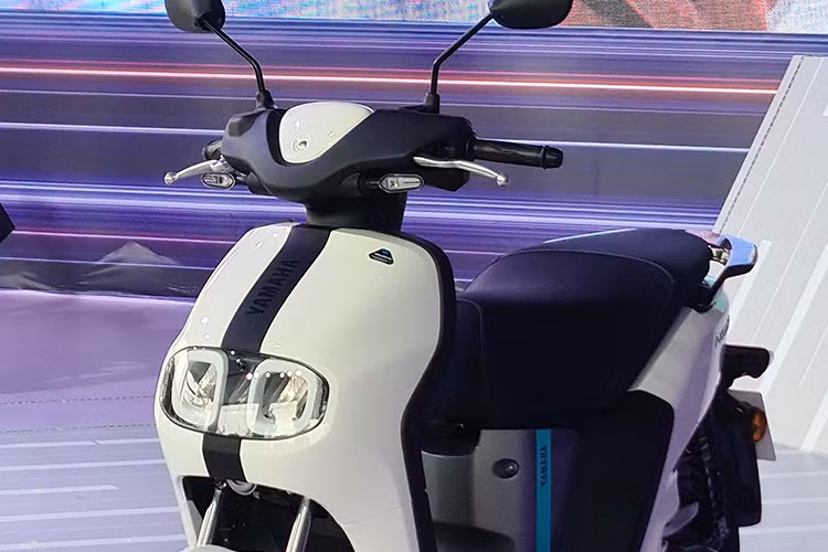 Bên cạnh đó, thiết kế của mẫu xe máy điện cũng thừa hưởng những nét đơn giản và thanh lịch của mẫu xe xăng NEO'S 50cc thế hệ trước. Thiết kế công thái học theo chiều dọc ôm lấy người lái được kết hợp một cách hoàn hảo với thiết kế cơ học theo chiều ngang ôm lấy hệ thống pin và hệ thống giảm xóc.