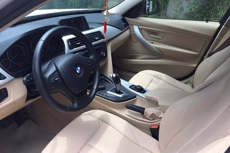 Trên phien bản BMW 3-Series đời cũ này, tiện ích cũng mở ra một thế giới đa phương tiện mới khi tích hợp dàn âm thanh “hàng hiệu” 6 loa có cổng kết nối USB và giao thức kết nối Bluetooth. Khách hàng có thể tùy chọn dàn âm thanh 13 loa Harman Kardon cùng với màn hình 8,8 inch kèm bộ định vị, có chức năng kết nối internet nếu muốn.