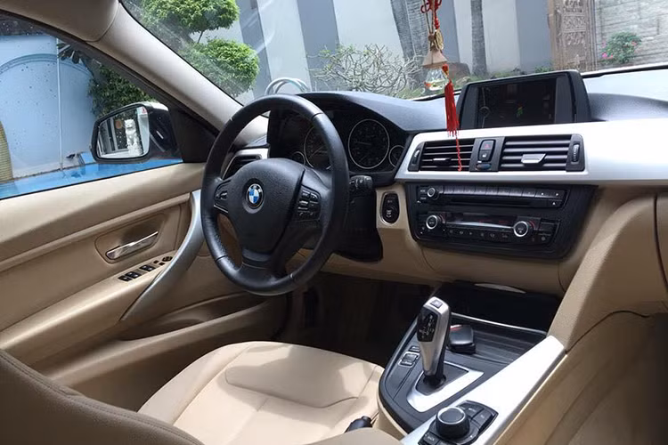 Khoang lái của BWM 3- Series được thiết kế hướng về người lái với phong cách trẻ trung, năng động. Màn hình hiển thị trung tâm có kích thước 6,5 inch được thiết kế thanh thoát với góc đặt nghiên về phía người lái một góc 7 độ. Người lái có thể dễ dàng truy cập vào giao diện điều khiển trung tâm qua bộ điều khiển iDrive thế hệ mới.