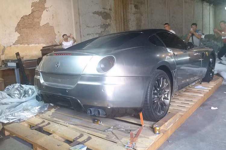 Sức mạnh của Ferrari 599 GTB đến từ động cơ hút khí tự nhiên V12 dung tích 6.0L, sản sinh công suất 612 mã lực và mô-men xoắn cực đại 608Nm. Đi kèm với hộp số sàn 6 cấp, siêu xe Ý có thể chạy nước rút từ 0-100 km/h chỉ trong 3,7 giây, trước khi cán tốc độ tối đa 330 km/h.