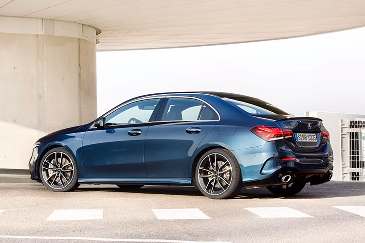 “Trái tim” của mẫu xe sedan Mercedes-AMG A 35 4MATIC là khối động cơ M260 hoàn toàn mới, sử dụng công nghệ tăng áp cuộn kép. Sức mạnh 306 mã lực và sức kéo cực đại 400 Nm được truyền qua hộp số ly hợp kép AMG SPEEDSHIFT 7G-DCT, giúp A 35 4MATIC sedan có thể tăng tốc 0 – 100 km/h trong vòng 4,8 giây, tương đương với nhiều mẫu xe thể thao sử dụng động cơ 6 hoặc 8 xylanh.
