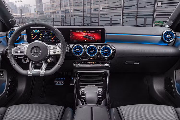Bước vào khoang nội thất, A 35 4MATIC sedan sẽ thay đổi suy nghĩ của bạn về một chiếc A-Class. Một khoang nội thất với cảm hứng từ tương lai, kết nối số và tinh xảo. Từ vật liệu, cách bố trí và thiết kế, A 35 4MATIC sedan đều hướng đến sự cao cấp vượt trội so với phân khúc. Hệ thống đèn viền 64 màu hành khách có thể tùy chỉnh theo ý thích.