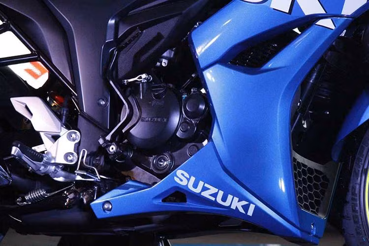 Gixxer SF sở hữu động cơ xi-lanh đơn, làm mát bằng không khí, dung tích 154,9cc, sản sinh công suất tối đa 14,8 mã lực tại 8.000 vòng/phút, mô-men xoắn cực đại 14 Nm tại 6.000 vòng/phút. Hộp số 5 cấp.