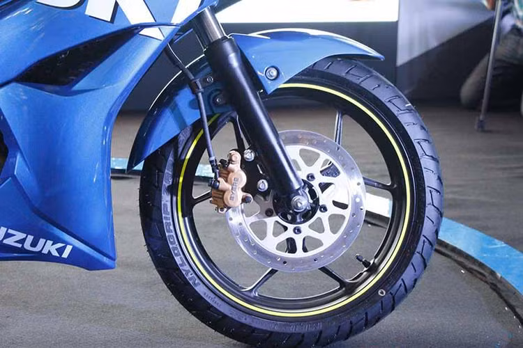 Dàn chân trước của xe sở hữu phanh đĩa đơn cùng giảm xóc dạng ống lồng, vành la zăng 3 chấu kích cỡ 17 inch.