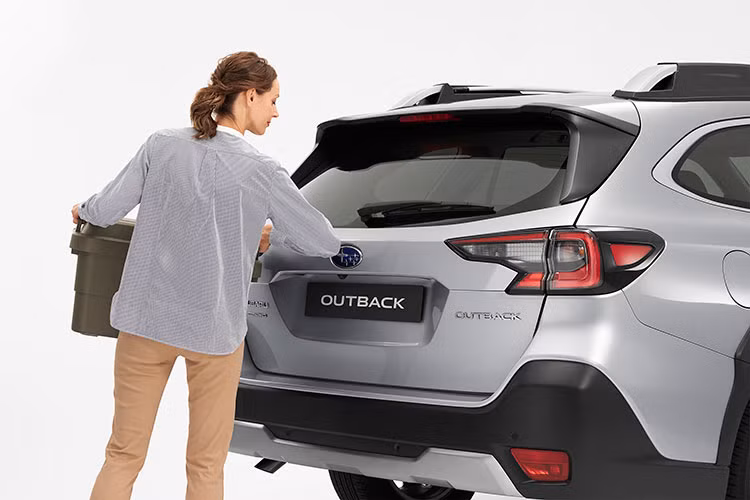 Xe sử dụng hệ khung gầm toàn cầu Subaru (SGP) mới nhất với cấu trúc khung trong liền mạch toàn bộ và hệ dẫn động 4 bánh toàn thời gian đối xứng SAWD, là những đặc trưng nổi bật (DNA) của Subaru giúp xe có khả năng xử lý lái và độ ổn định xuất sắc. Outback còn được trang bị động cơ Boxer phun nhiên liệu trực tiếp thế hệ mới cho phép xe tăng tốc từ 0 đến 100km/h chỉ trong 10.2 giây.
