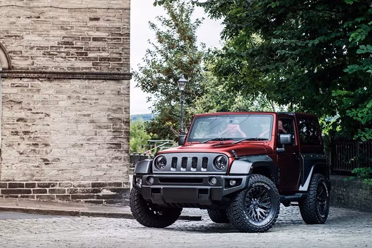 Mức giá khởi điểm của Jeep Wrangler Black Hawk Edition bản đặc biệt đến từ Chelsea Truck Company vào khoảng 49.999 bảng (gần 1,5 tỷ đồng) cho phiên bản 2 cửa, trong khi phiên bản 4 cửa có giá khởi điểm 51.999 bảng (hơn 1,5 tỷ đồng).