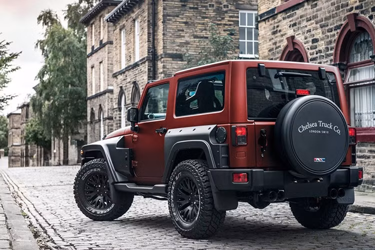 Công ty Chelsea Truck Company thuộc hãng độ Project Kahn vừa khiến công chúng thích thú khi trình làng những hình ảnh mới nhất của mẫu xe độ Wrangler, gợi liên tưởng một mẫu SUV hạng sang hơn là người anh em tiêu chuẩn từng ra mắt trước đó.