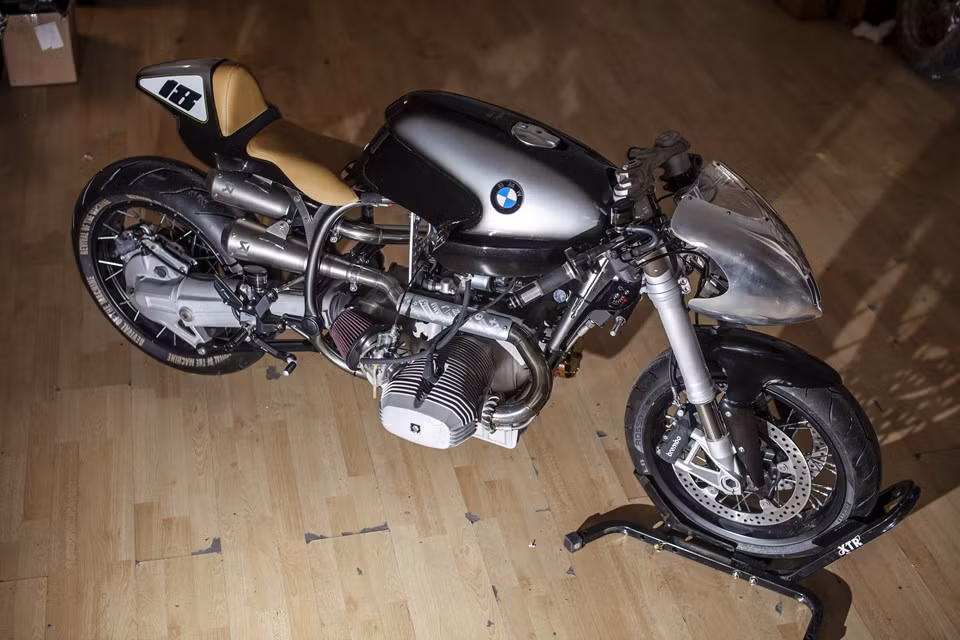 Đối với mẫu xe môtô BMW R100 RS, Hans Muth đã cố vấn thiết kế ban đầu cho Pininfarina (hiện là hãng thiết kế xe cho Vinfast) và nhanh chóng nhận ra rằng mẫu xe này sẽ cần thêm sức mạnh động cơ, tăng tính khí động học ở tốc độ cao.
