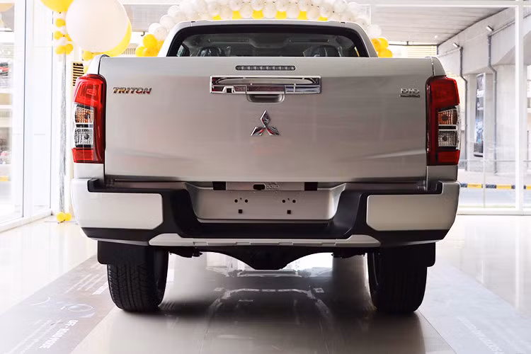Thiết kế mới của Triton theo khái niệm “Rock Solid” (Đá cứng) mới nhất hiện nay của Mitsubishi. Triton 2019 mang lại một khái niệm mới mẻ về dòng xe pick-up (bán tải) thể thao đa dụng. Thay đổi lớn nhất trên Triton 2019 là phía đầu xe với ngôn ngữ thiết kế Dynamic Shield thế hệ 2, nổi bật thu hút với dàn đèn pha Bi-LED (pha-cốt) tích hợp dãy đèn chiếu sáng ban ngày độc đáo duy nhất trong phân khúc bán tải hiện nay.