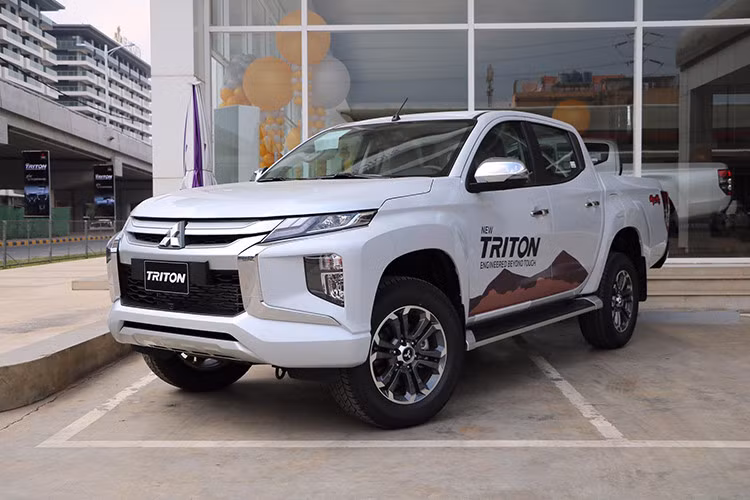 Trong số những mẫu xe ôtô mới năm 2019, đầu tiên phải kể đến mẫu xe bán tải Mitsubishi Triton 2019. Theo Mitsubishi Motors Việt Nam, Triton mới sẽ chính thức ra mắt khách hàng Việt ngày 18/1/2019 tới đây. Triton 2019 được ra mắt kỷ niệm 40 năm kể từ khi chiếc pick-up đầu tiên của hãng xe Nhật Bản xuất hiện trên thị trường.