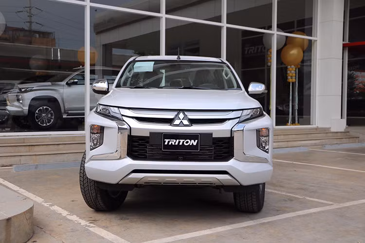 Mitsubishi Triton 2019 mới sử dụng động cơ dầu MIVEC 2.4L tương tự như thế hệ trước nhưng được tinh chỉnh giúp tiết kiệm nhiên liệu hơn với công nghệ điều khiển van bằng điện tử áp dụng duy nhất trên phân khúc bán tải. Triton mới được trang bị hộp số tự động AT 6 cấp, có chế độ thể thao, tích hợp lẫy chuyển số trên vô-lăng. Phiên bản trước đây của Triton chỉ được trang bị hộp số 5 cấp.