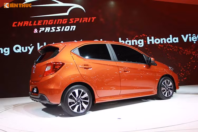 Theo đó, các đại lý của hãng xe Nhật đã mở đặt cọc Honda Brio với nhiều mức giá khác nhau. Nhân viên bán hàng của một đại lý cho biết, Brio có giá tham khảo khoảng 380 - 430 triệu đồng đối với bản số tự động. Một số khác đưa ra mức giá cho bản thấp nhất khoảng 330 triệu đồng.