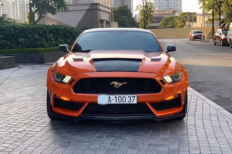 Ford Mustang sở hữu kích thước tổng thể dài x rộng x cao lần lượt 4.784 x 1.916 x 1.381 mm và chiều dài trục cơ sở 2.720 mm, trọng lượng 1.497kg. Phần đầu xe thiết kế đặc trưng, mang phong cách fastback đã làm nên thương hiệu của dòng xe cơ bắp của Ford trên toàn thế giới. Ở thế hệ này, cụm đèn pha thiết kế sắt nét hơn, dùng bóng thấu kính đi kèm đèn LED ban ngày sọc chéo như mang cá mập.