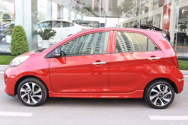 Về ngoại hình, kích thước KIA Morning thế hệ cũ bao gồm; Dài x Rộng x Cao tương ứng 3.595 x 1.595 x 1.485mm. Mặt ca-lăng được với lưới tản nhiệt mũi hổ và hốc đèn sương mù tách riêng.