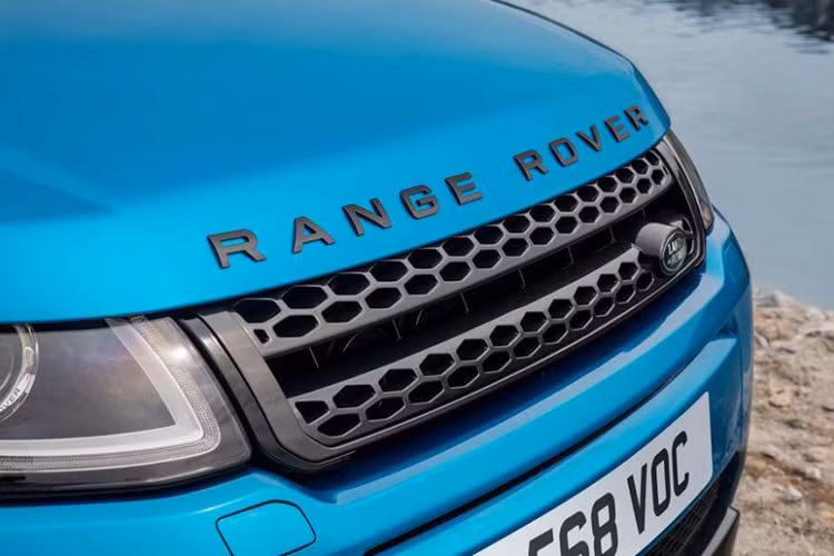 Land Rover cho biết, những khách hàng đặt mua mẫu xe Range Rover Evoque Landmark sẽ có 3 tùy chọn màu sơn ngoại thất là xanh dương Moraine Blue, trắng Yulong White hoặc xám Corris Grey.