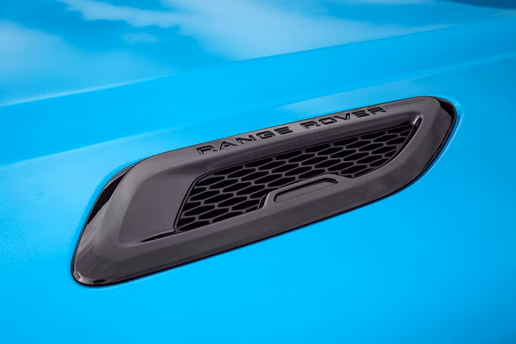 Bên cạnh đó, dòng chữ Range Rover cũng sẽ xuất hiện trên nắp ca-pô, hốc gió trên cản trước, cửa sổ trời paronama với màu sắc đối lập và bắt mắt. Ngoài ra còn có logo nhận diện trên cửa mở khoang hành lý và bộ vành hợp kim đa chấu kích thước 19 inch.