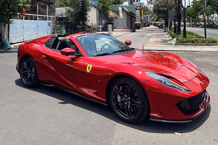 Mới đây, mẫu siêu xe Ferrari 812 GTS thứ hai tại Việt Nam đã chính thức lộ diện sau thời gian dài úp mở. Chiếc xe được bắt gặp tại một showroom xe sang nổi tiếng tọa lạc tại TP.HCM - nơi từng đưa về chiếc Ferrari 812 GTS đầu tiên cách đây không lâu.