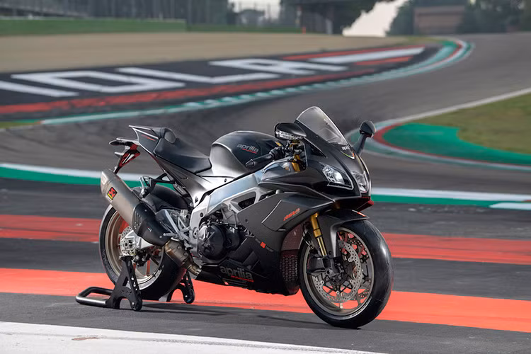 Thương hiệu xe máy đình đám của Ý, vừa chính thức ra mắt mẫu siêu môtô Aprilia RSV4 1100 Factory 2019 cho thị trường Malaysia, đi kèm là chế độ bảo hành 2 năm và không giới hạn số km.
