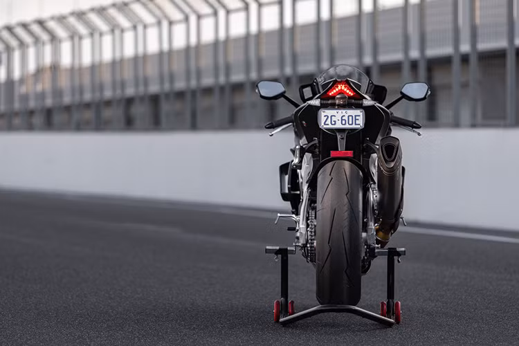 Đảm bảo an toàn cho xe là hệ thống phanh Brembo Stylema với đĩa phanh đôi ở trước và đĩa đơn phía sau, đi kèm là hệ thống chống bó cứng phanh ABS thông minh theo góc nghiêng của xe. Xe trang bị bộ vành hợp kim nhôm 17 inch, bình xăng 18,5 lít và trọng lượng tổng là 199kg, chiều cao yên xe ở mức 851 mm.